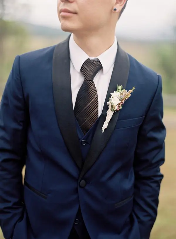 traje de novio navy smoking corbata formal jardín