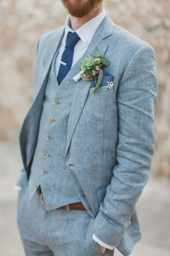 traje gris corbata chaleco casual pañuelo fistol