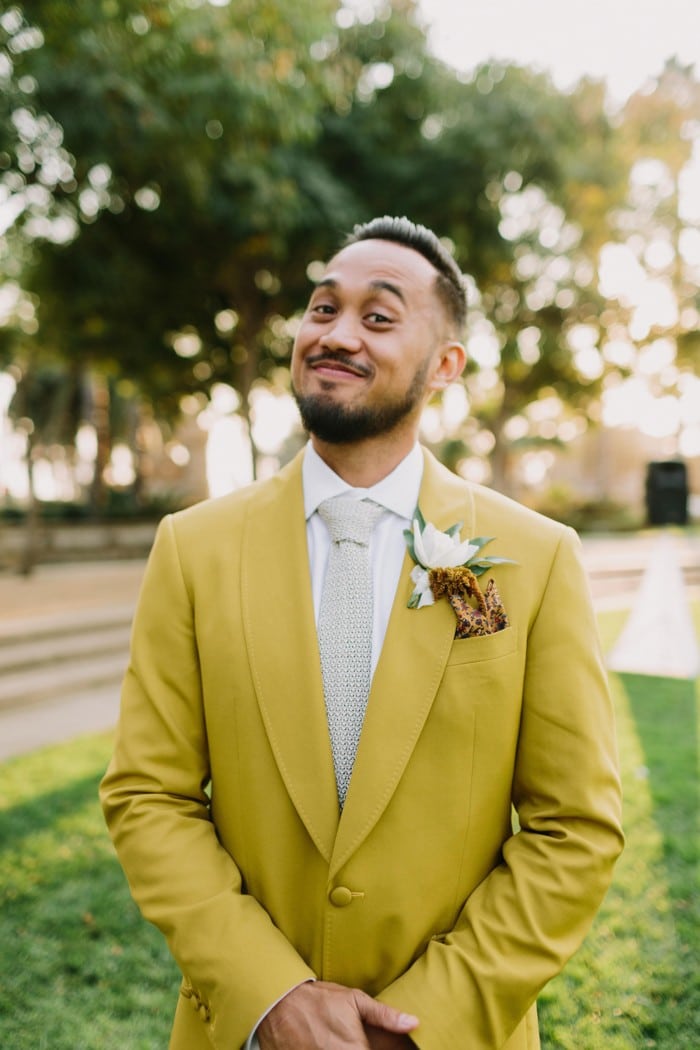 traje de novio amarillo fistol casual corbata jardín