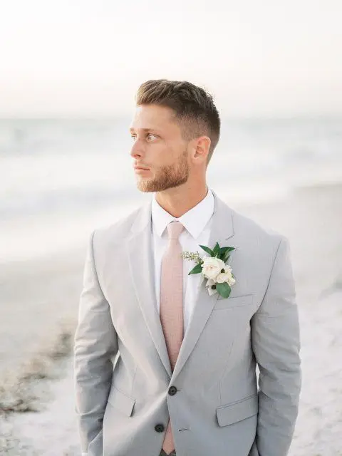 traje-gris-corbata-playa