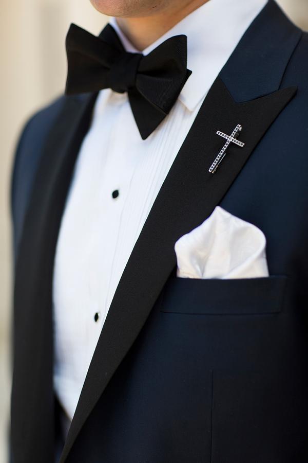 traje-negro-cruz
