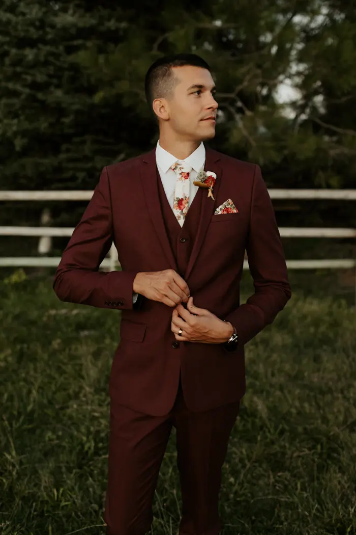 traje de novio rojo casual corbata jardín flores fistol pañuelo