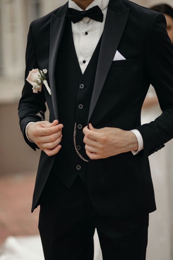 traje negro con chaleco